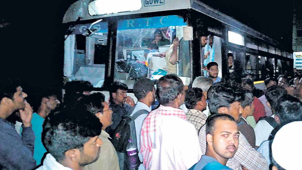 సరిపడా బస్సులు లేక అవస్థలు