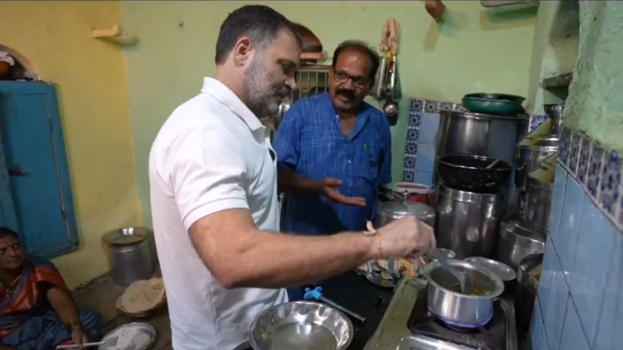 Rahul Gandhi | ఓ దళితుడి ఇంట్లో వంట చేసిన రాహుల్ గాంధీ.. Video viral