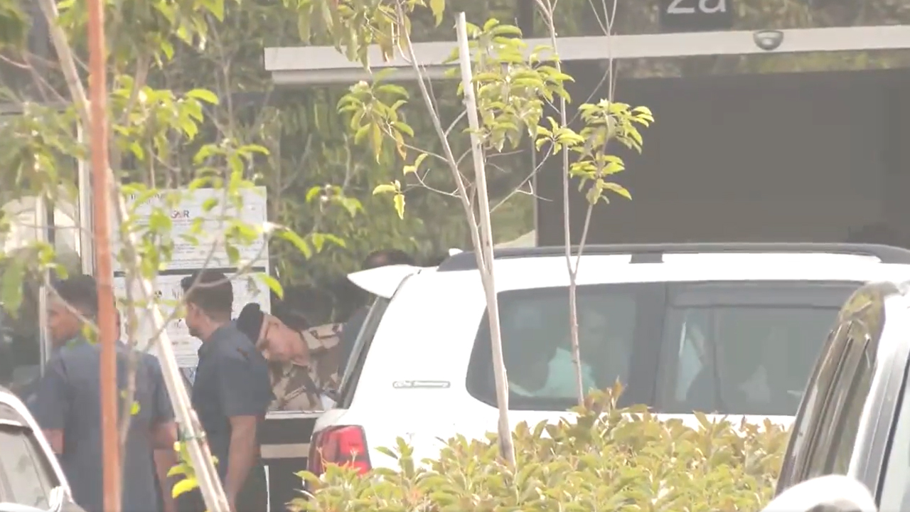 Rahul Gandhi | సోదరి ప్రియాంకతో కలిసి వాయనాడ్‌కు బయలుదేరిన రాహుల్‌గాంధీ..Video