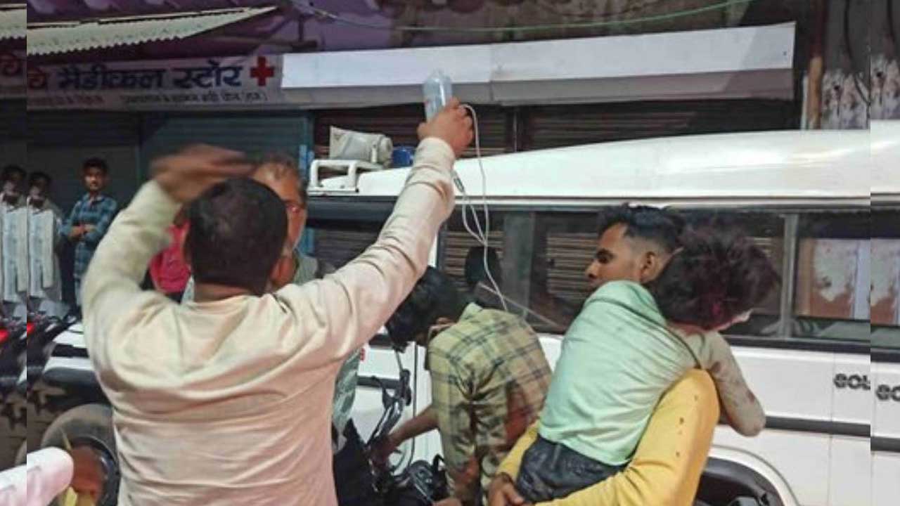 Road Accident | టెంపోను ఢీకొన్న ట్రావెల్స్‌ బస్సు.. 12 మంది మృతి