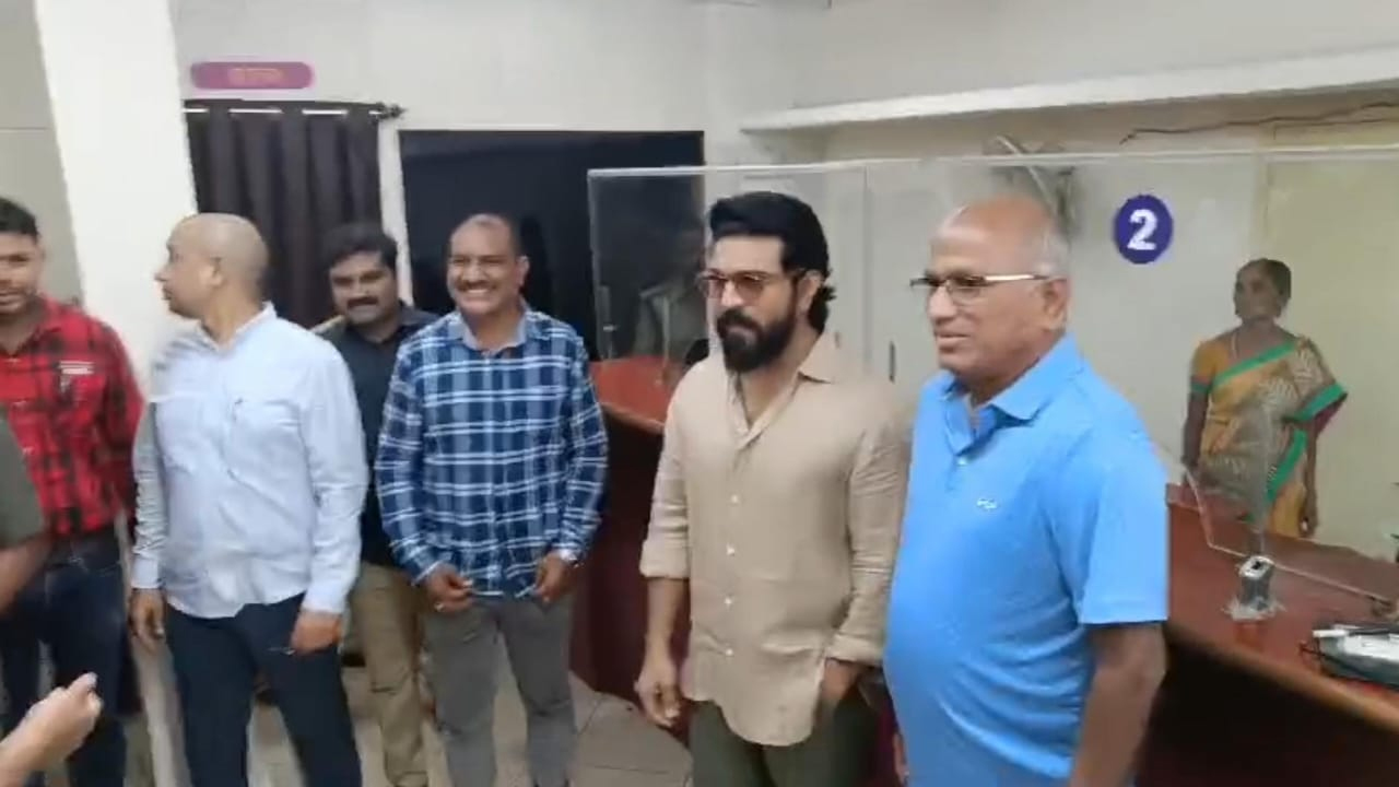 Ram Charan | రోల్స్‌ రాయిస్‌ కారు కొన్న గ్లోబల్‌ స్టార్‌.. ఖైరతాబాద్‌ ఆర్టీఏ కార్యాలయంలో రామ్‌ చరణ్‌ సందడి..!