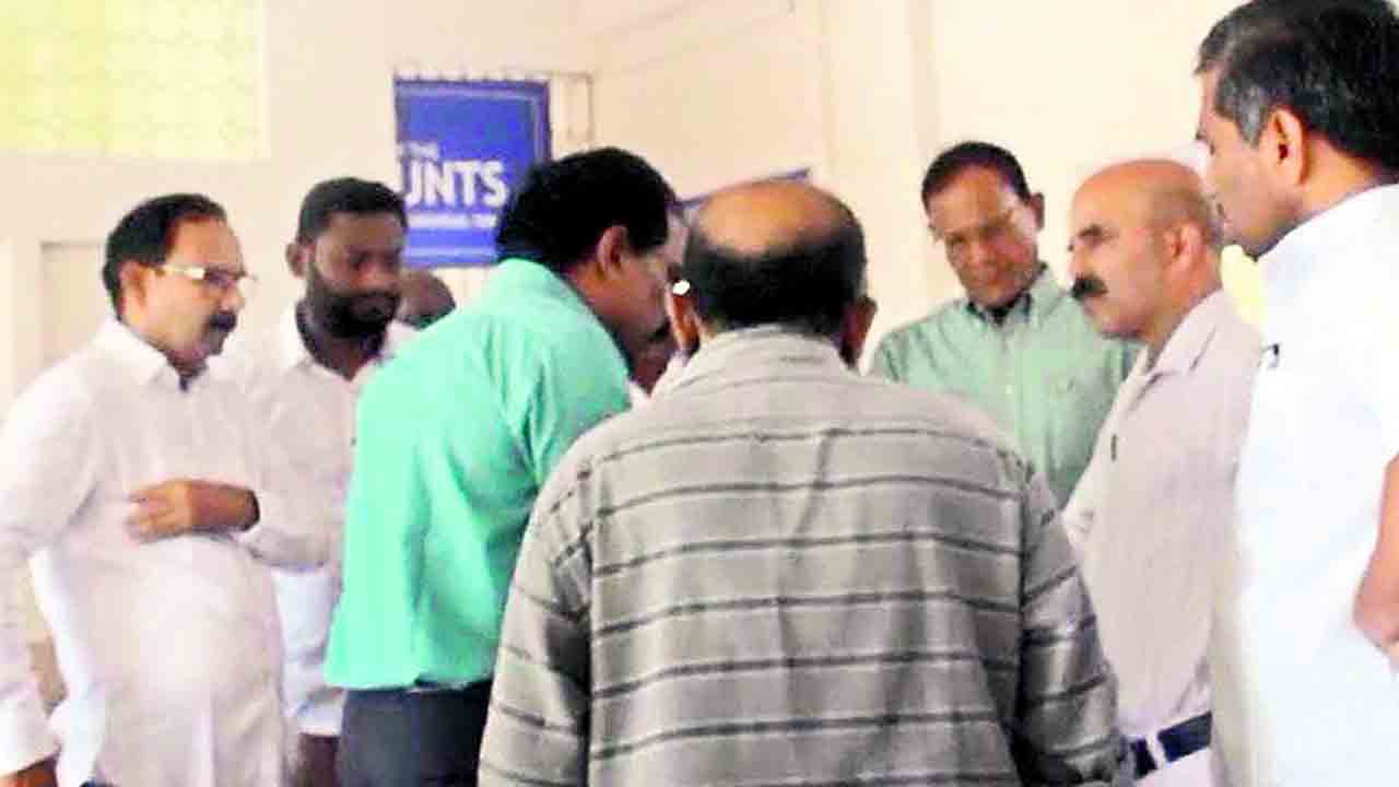 కేయూ అసిస్టెంట్‌ రిజిస్ట్రార్‌ అశోక్‌బాబు సస్పెన్షన్‌