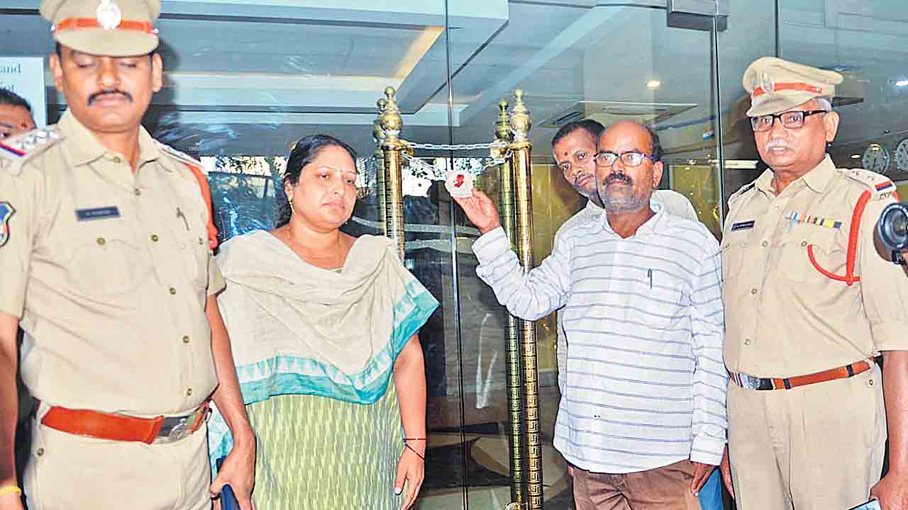 సలీం బస చేసిన మెట్రో పోలీస్‌ సీజ్‌