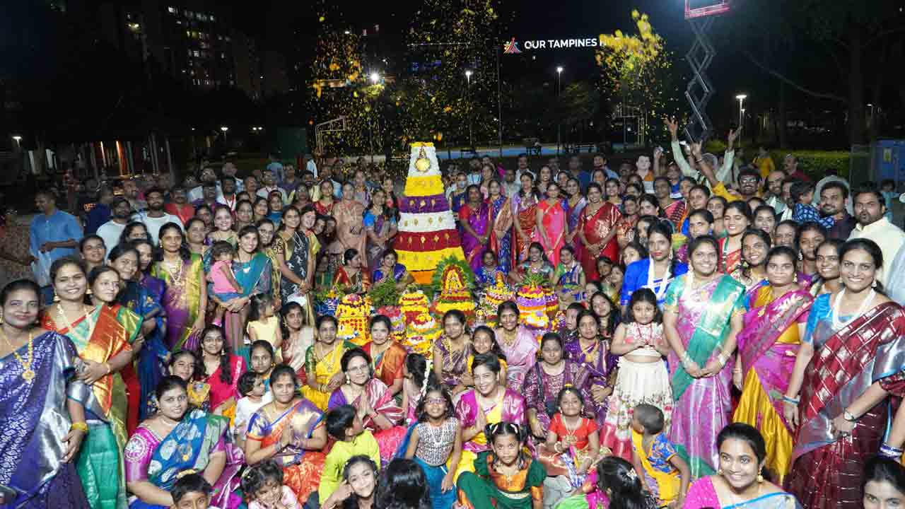 Singapore-Bathukamma | సింగ‌పూర్‌లో అంబరాన్నంటిన తెలుగు సమాజం బతుకమ్మ సంబరాలు..!
