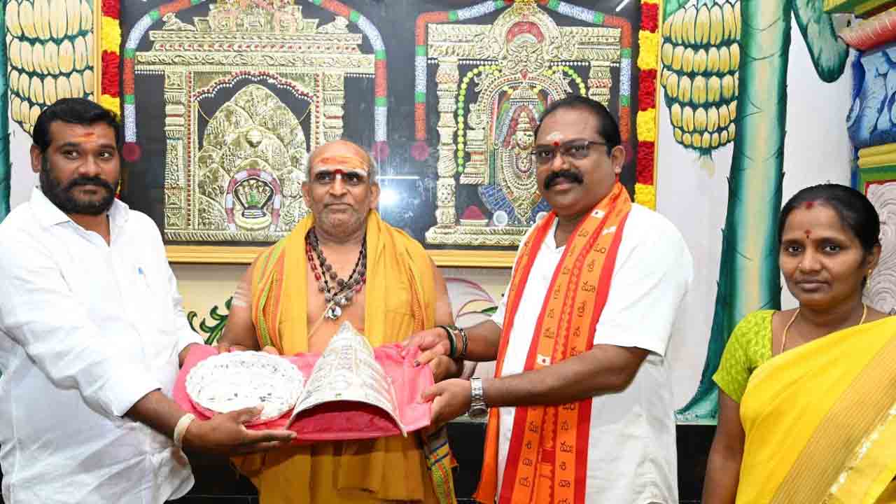 Srisailam | వీరభద్రస్వామికి వెండి కిరీటం- పళ్లెం సమర్పణ