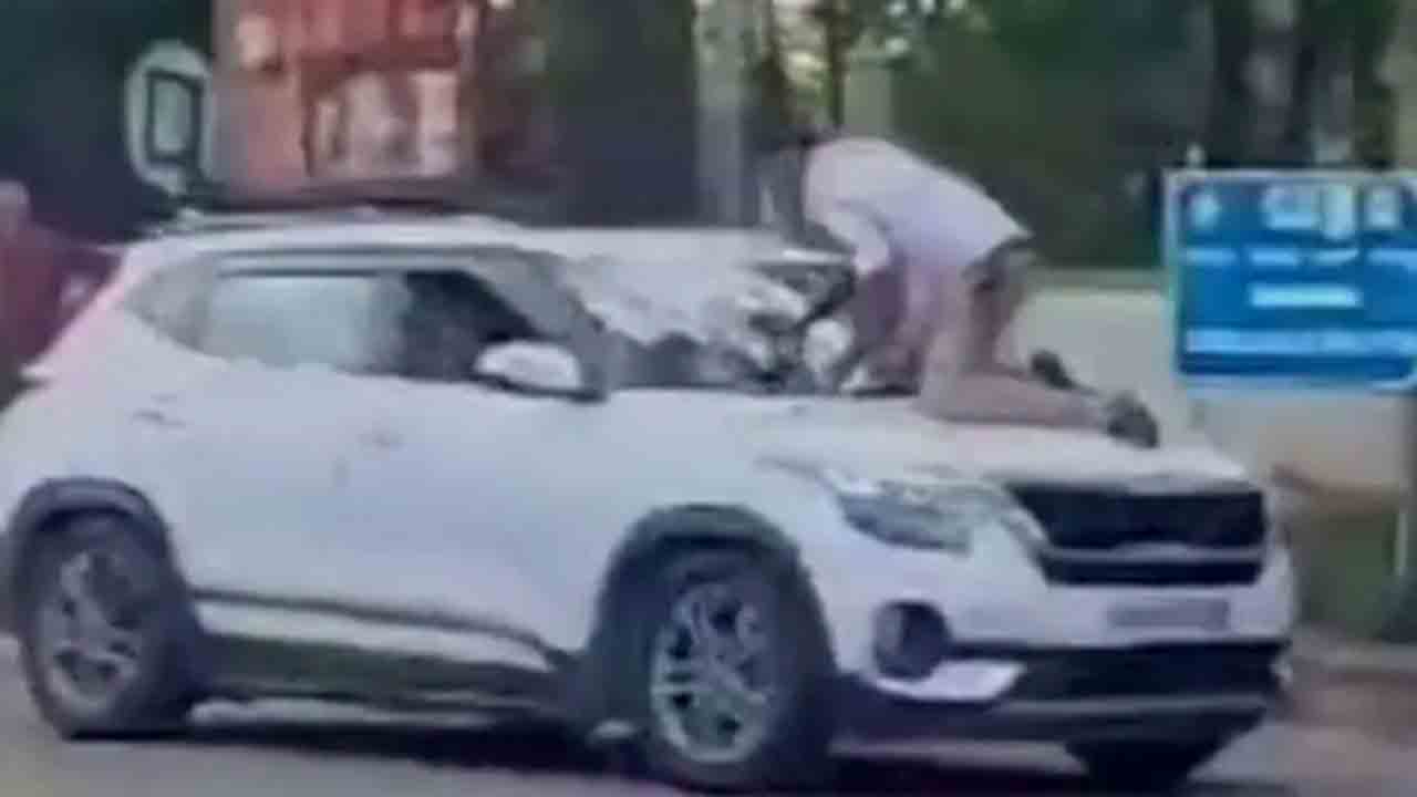 Viral Video | ట్రాఫిక్‌ కానిస్టేబుల్‌ను కారు బ్యానెట్‌పై ఎక్కించుకుని ఈడ్చుకెళ్లిన డ్రైవర్‌.. షాకింగ్‌ వీడియో