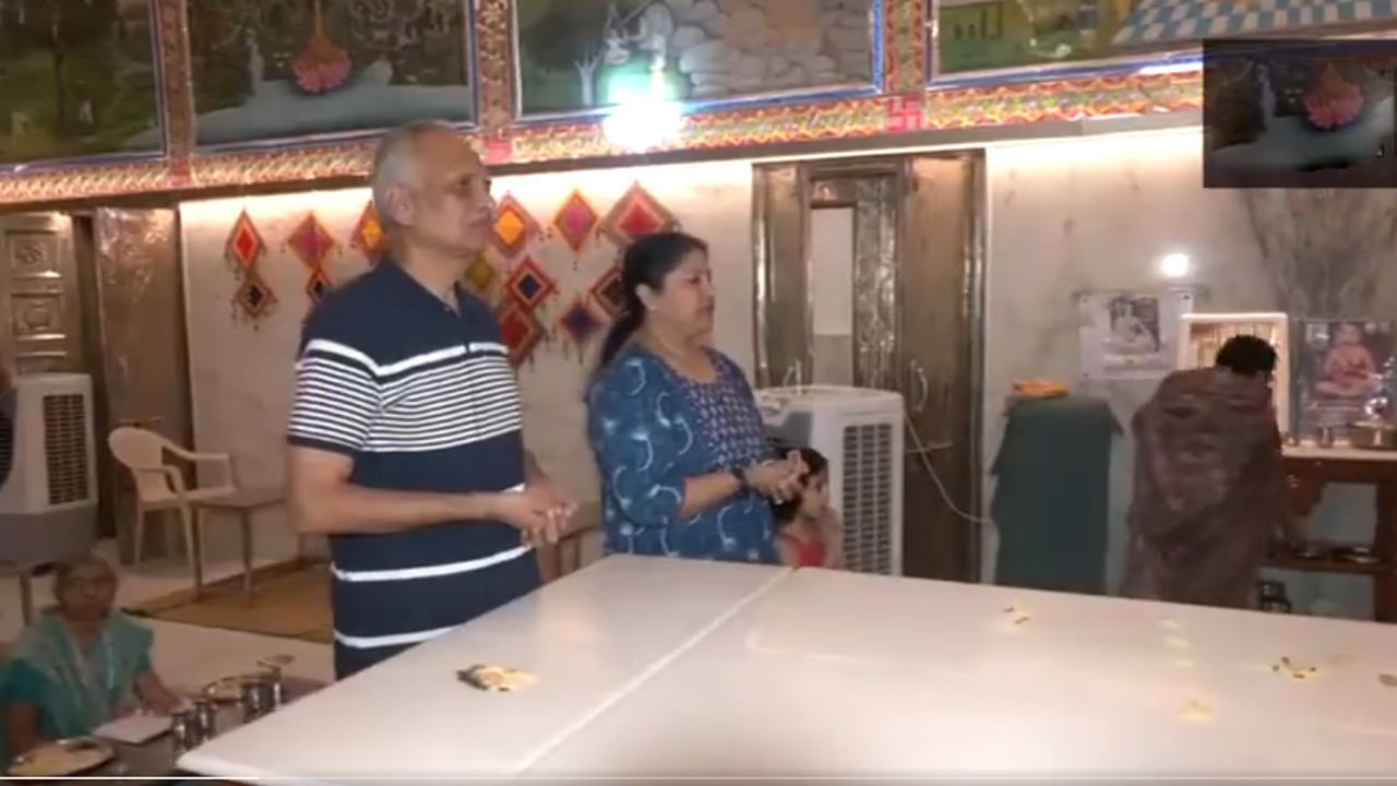 Satyendar Jain | ఢిల్లీలోని జైన దేవాలయంలో సత్యేందర్ జైన్‌ దంపతుల ప్రత్యేక ప్రార్థనలు.. Video