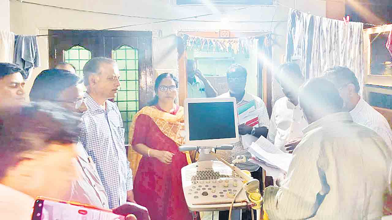 రెండు స్కానింగ్‌ యంత్రాలు సీజ్‌