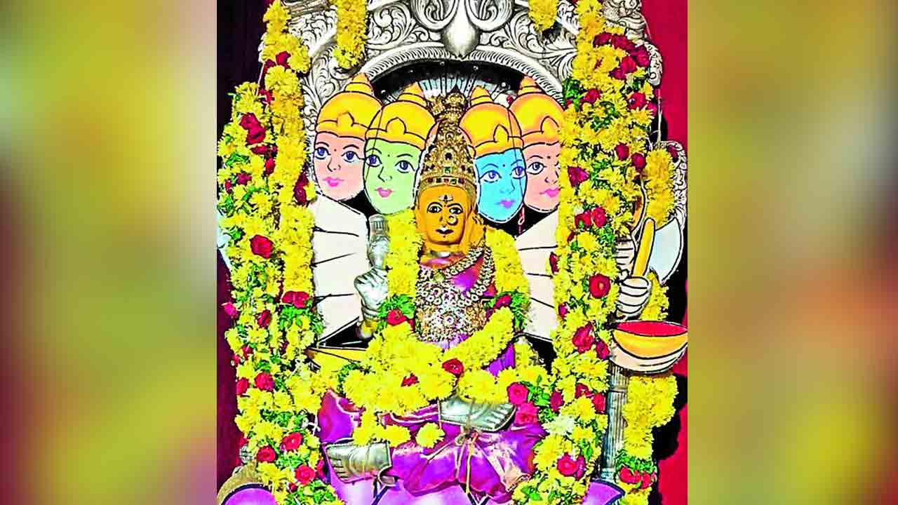 గాయత్రీ మాతగా భద్రకాళీ