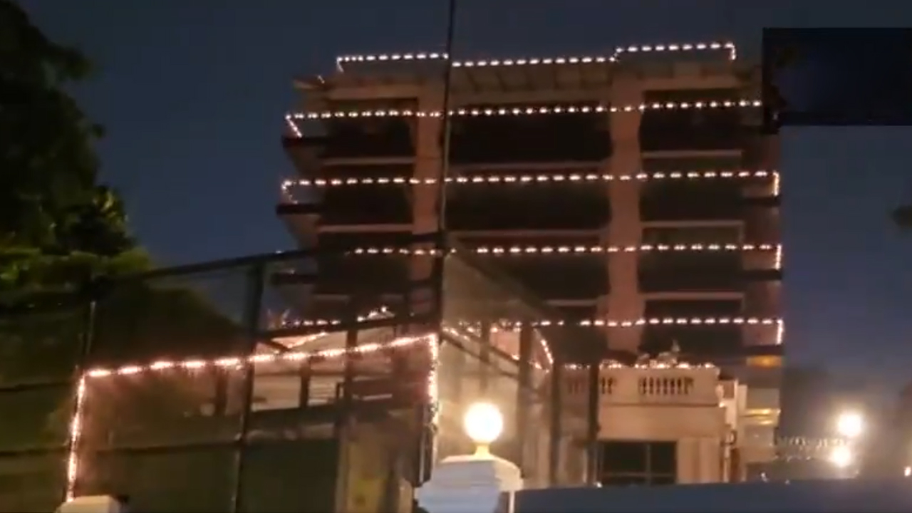 Shah Rukh residence | పండుగకు ముందే షారూఖ్‌ ఖాన్‌ ఇంటికి దీపావళి కళ.. Video