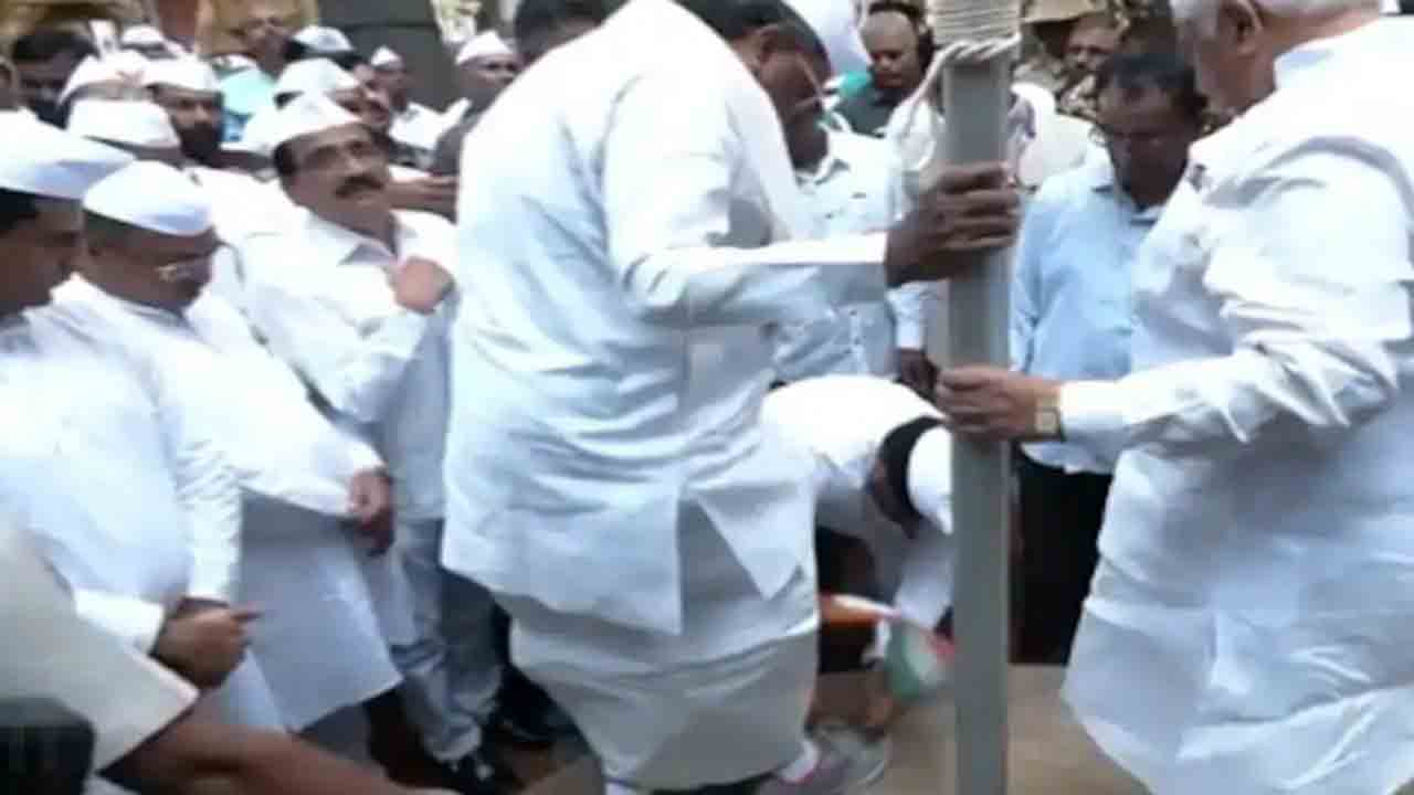 Siddaramaiah | మరో వివాదంలో సీఎం సిద్ధరామయ్య.. చేతిలో జాతీయ జెండాతో ఆయన బూట్లు విప్పిన   కార్యకర్త