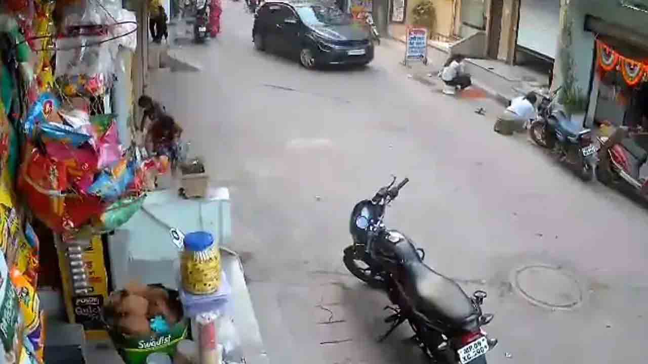 Indore | ఇంటి ముందు ముగ్గువేస్తున్న వారిపైకి దూసుకెళ్లిన కారు.. ఇద్దరికి తీవ్ర గాయాలు.. షాకింగ్‌ వీడియో