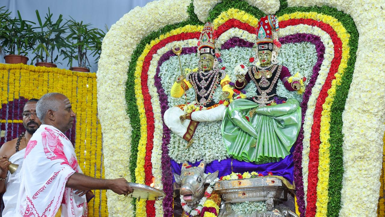 Srisailam | మహాగౌరిగా భ్రమరాంబ అమ్మవారి దర్శనం.. నందివాహనంపై భక్తులకు అభయమిచ్చిన ఆదిదంపతులు