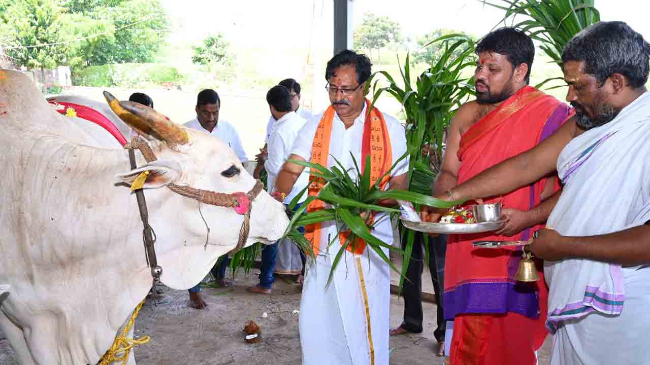 Srisailam Temple | శ్రీశైలం ఆలయం గోకులంలో గ్రాస సమర్పణకు ఏర్పాట్లు : ఈవో పెద్దిరాజు