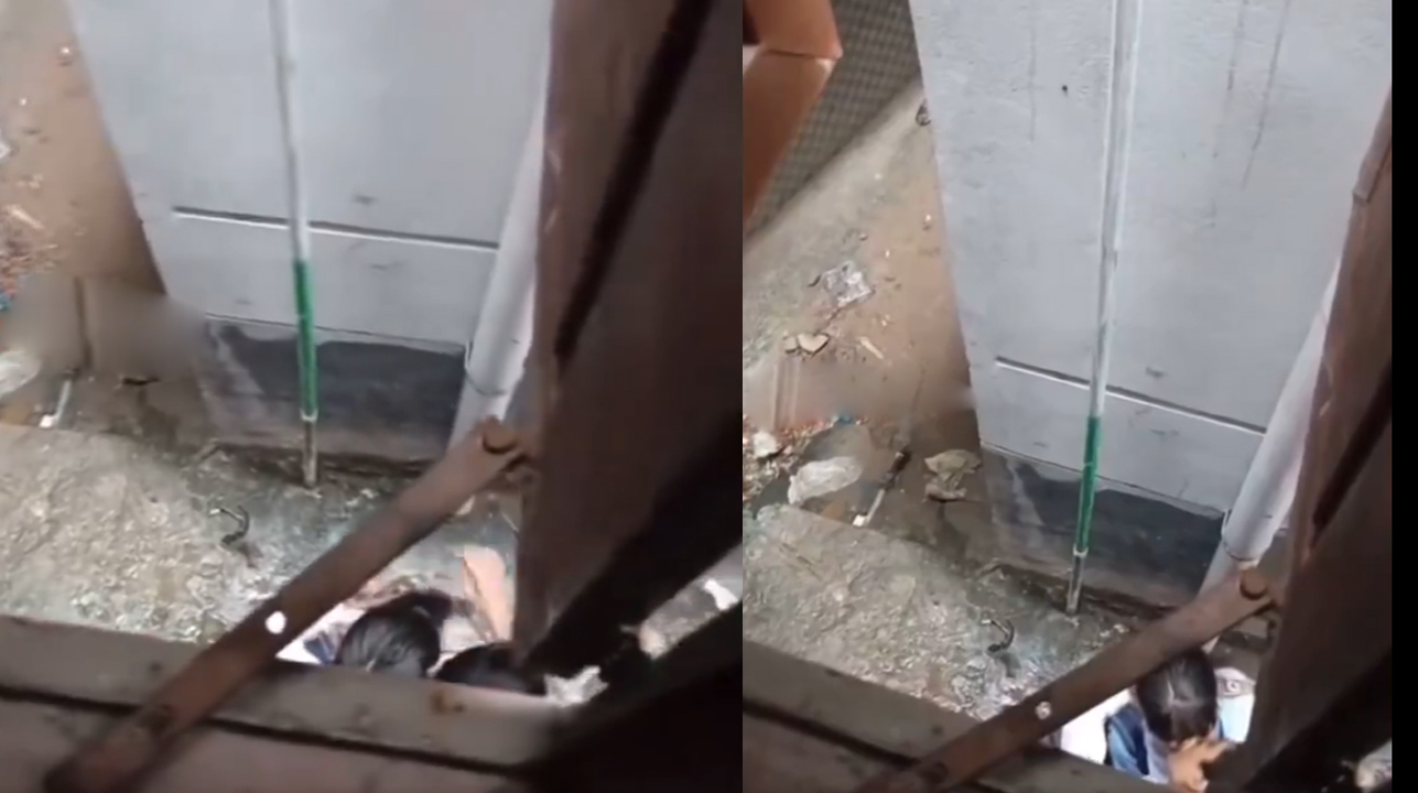 Kissing | సందులో దూరి విద్యార్థుల రొమాన్స్‌.. సోషల్‌ మీడియాలో వీడియో వైరల్‌..!