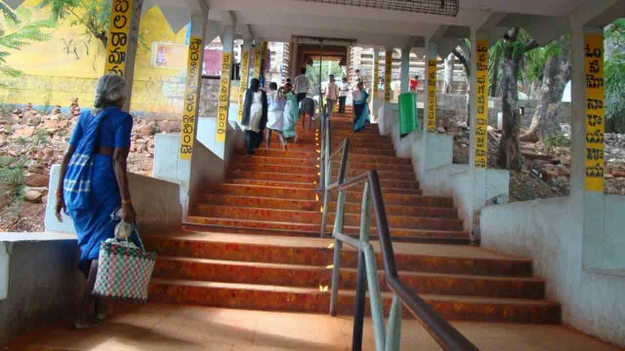 TTD Instructions | ఈ లక్షణాలు ఉన్న భక్తులు తిరుమలకు మెట్ల మార్గాన రావొద్దు : టీటీడీ