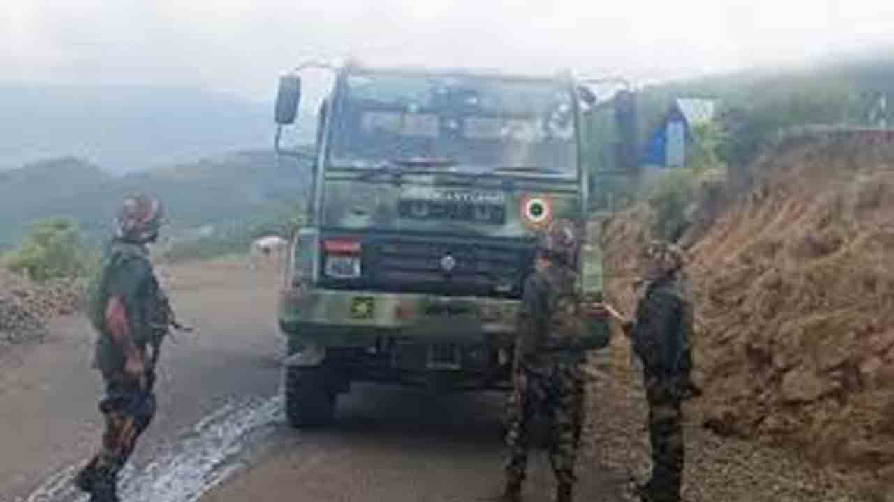 సైనిక వాహనంపై ఉగ్రదాడి
