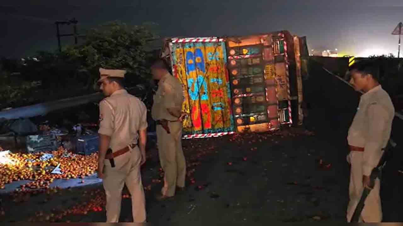 Tomato Truck Flips | టమాటాలు రవాణా చేస్తున్న లారీ బోల్తా.. పోలీసులు ఏం చేశారంటే?
