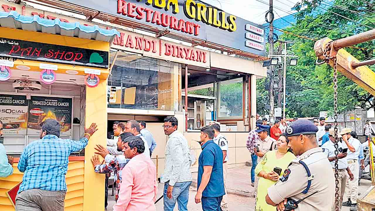 Hyderabad | చిరు వ్యాపారులపై పోలీసుల ప్రతాపం.. ఆక్రమణల పేరిట డబ్బాలు తొలగింపు