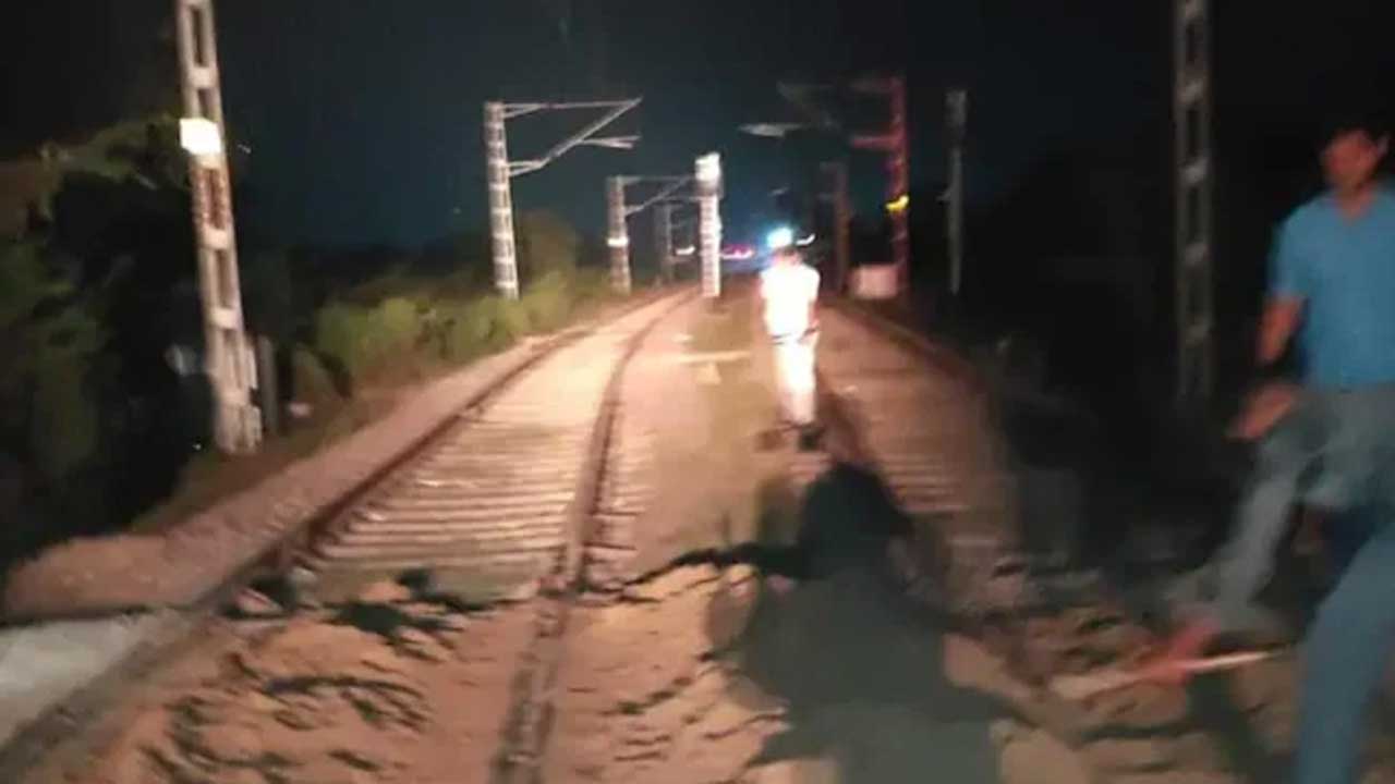Railway Track | ట్రాక్‌పై ఇసుక కుప్ప.. రైలును పట్టాలు తప్పించేందుకు కుట్ర