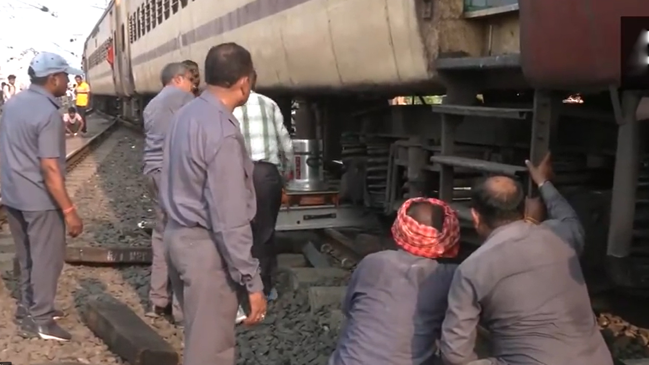 Train derail | పట్టాలు తప్పిన శాలిమార్‌ ఎక్స్‌ప్రెస్‌.. నాగ్‌పూర్‌ సమీపంలో ఘటన.. Video