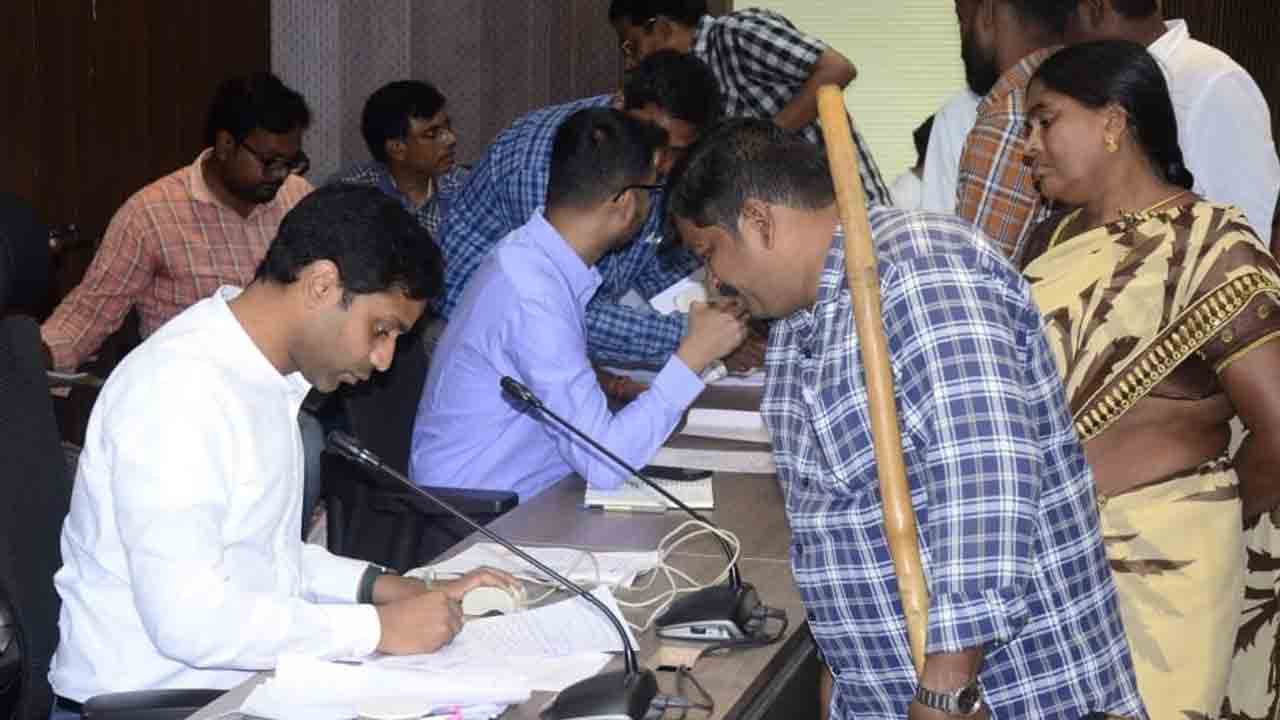 వినతుల పరిష్కారానికి ప్రాధాన్యమివ్వండి