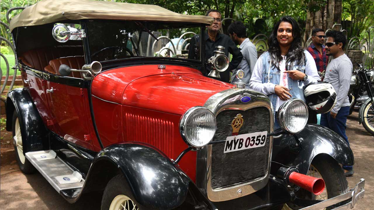 Vintage Car | ఓల్డ్‌ ఈజ్‌ గోల్డ్‌.. ఆకట్టుకున్న వింటేజ్‌ కార్లు.. Video