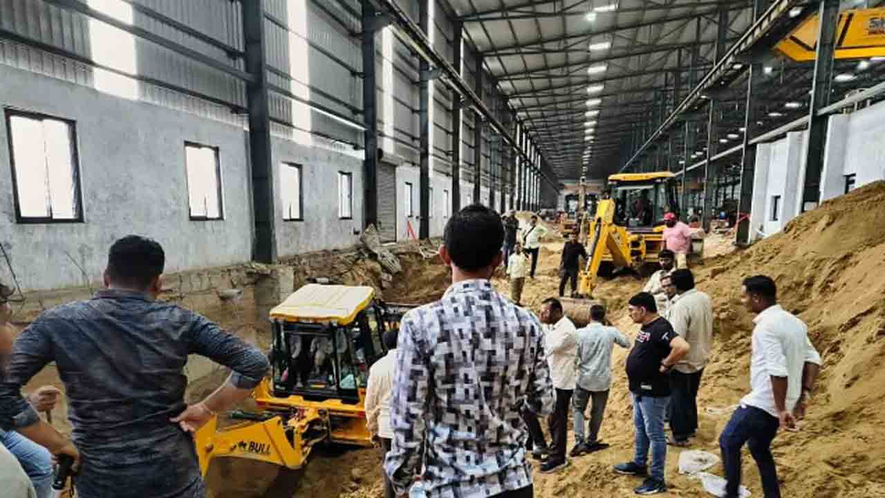 Labourers Killed | ఫ్యాక్టరీ నిర్మాణ స్థలంలో కూలిన గోడ, మట్టి దిబ్బలు.. 9 మంది కూలీలు మృతి