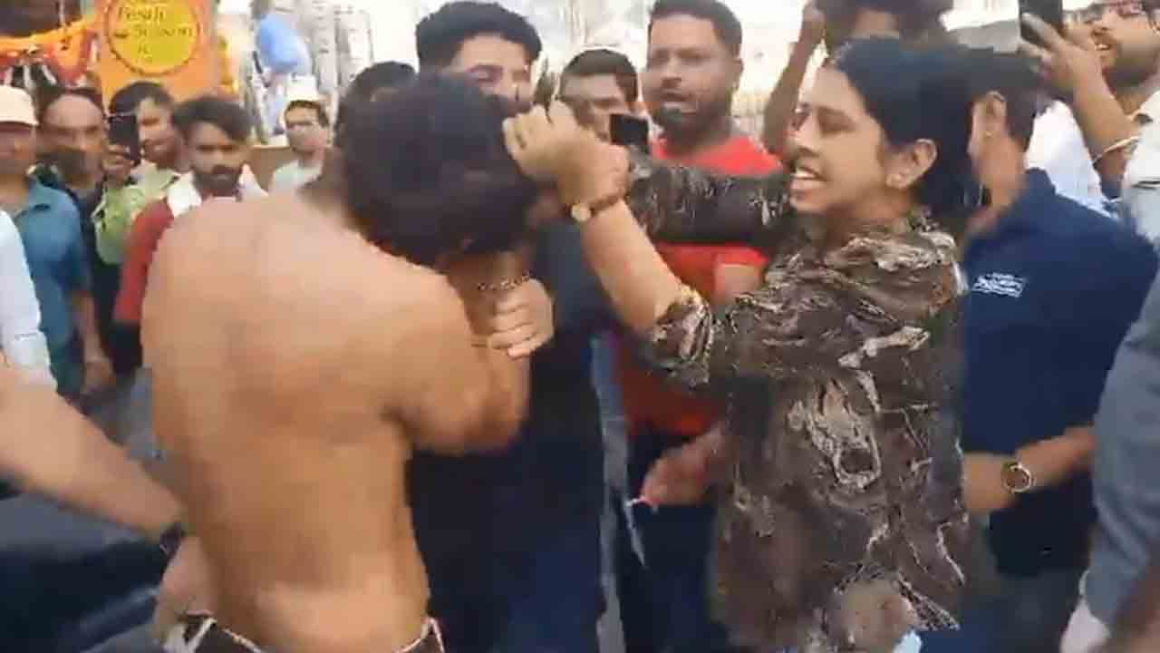 Watch: మొబైల్‌ ఫోన్‌ లాక్కొని పారిపోయేందుకు వ్యక్తి యత్నం.. చితక్కొట్టిన మహిళ