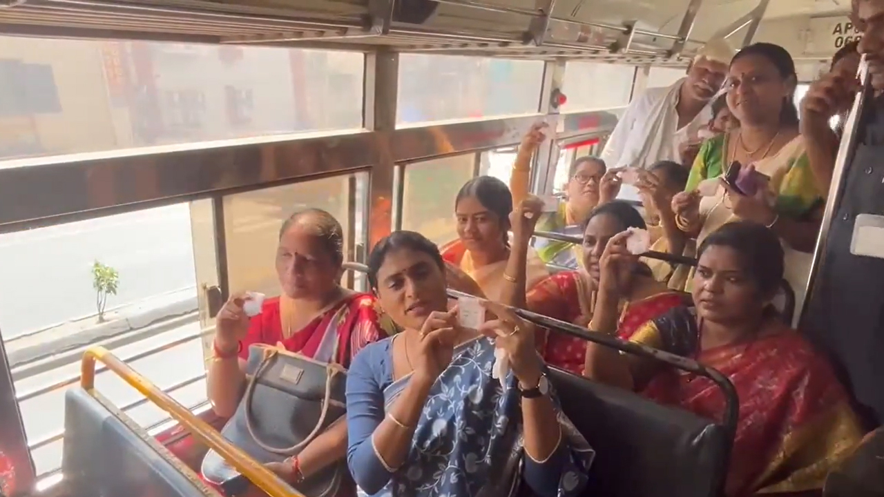 YS Sharmila | పల్లె వెలుగు బస్సులో వైఎస్‌ షర్మిల.. మహిళలకు ఫ్రీ బస్‌ కోసం డిమాండ్‌.. Video