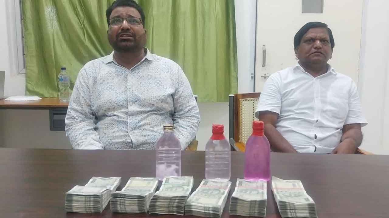 ఏసీబీకి చిక్కిన వైద్య కళాశాల ఏవో, జేఏ