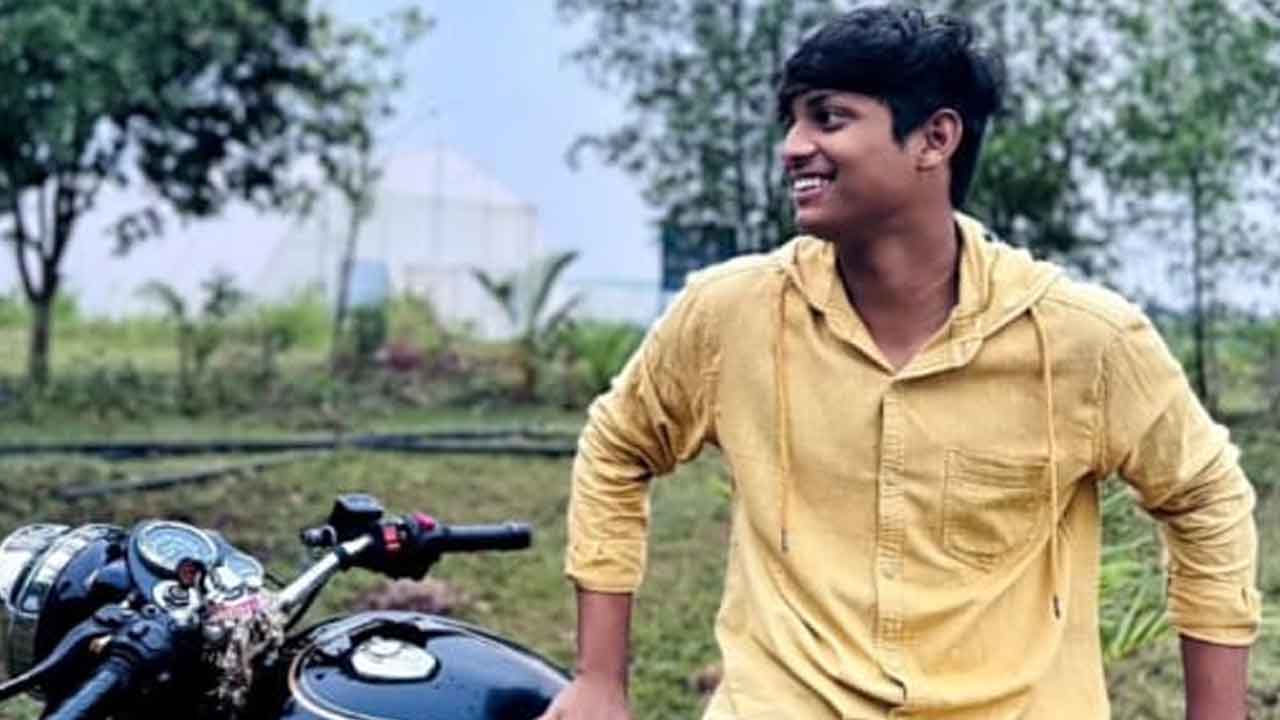 Road accident | ఆదిలాబాద్‌ జిల్లాలో ఘోర రోడ్డు ప్రమాదం.. విద్యార్థి మృతి, మరొకరికి తీవ్ర గాయాలు