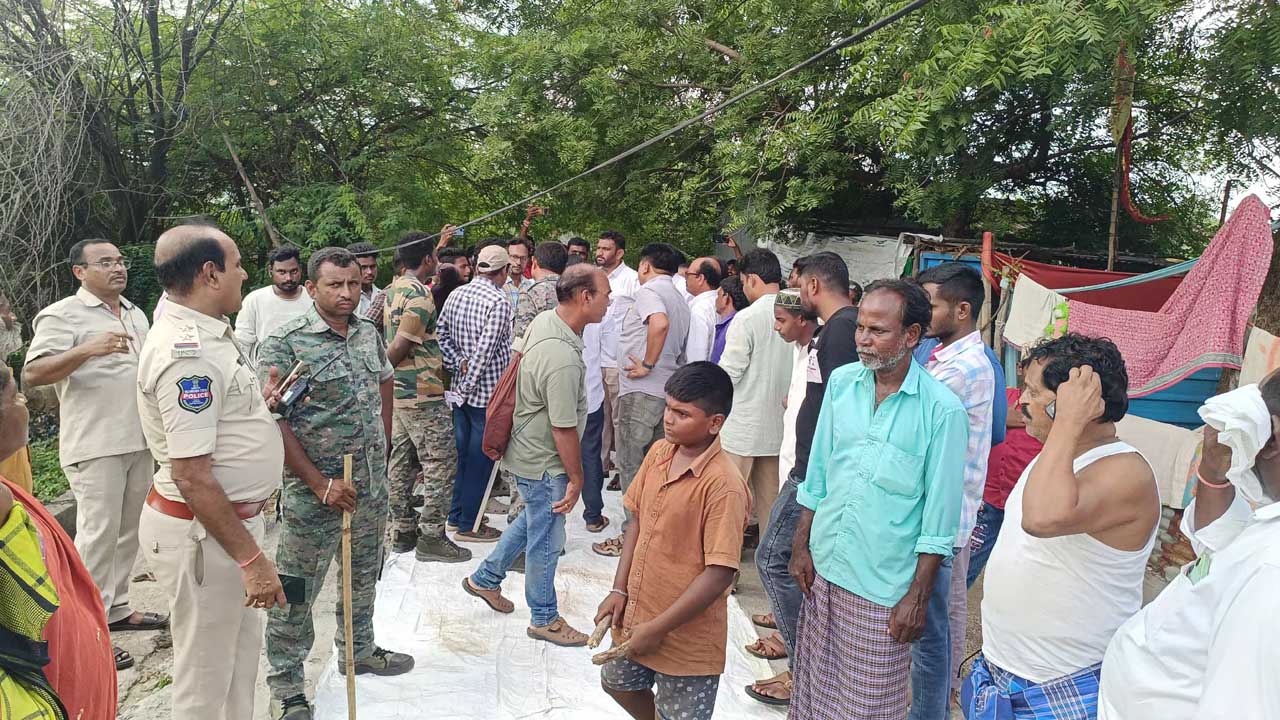 Adilabad | ఖానాపూర్‌లో మార్కింగ్‌ కోసం వెళ్లిన రెవెన్యూ అధికారులు.. అడ్డుకున్న స్థానికులు