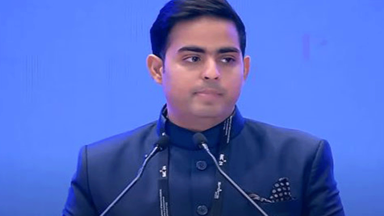 Akash Ambani: మ‌న‌దేశ డేటా మ‌న‌వ‌ద్దే ఉండాలి: ఆకాశ్ అంబానీ