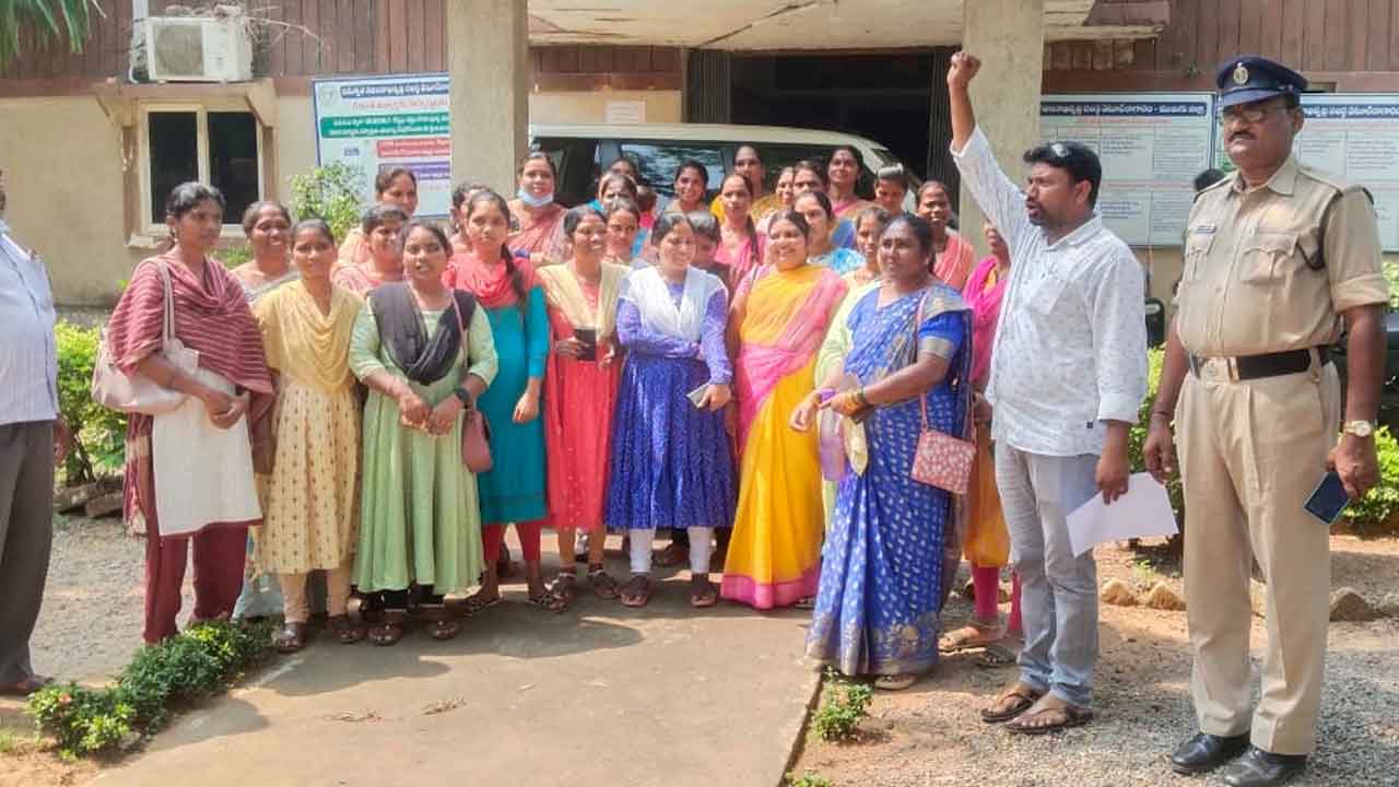 ANMs Dharna | ఎనిమిది నెలలుగా జీతాల్లేవ్‌.. ఐటీడీఏ ఎదుట ఏఎన్‌ఎంల ధర్నా