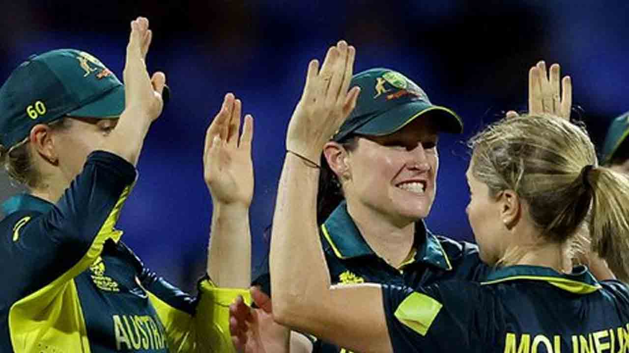 INDW vs AUSW | నిరాశ‌ప‌రిచిన ఓపెన‌ర్లు.. పోరాడుతున్న కెప్టెన్