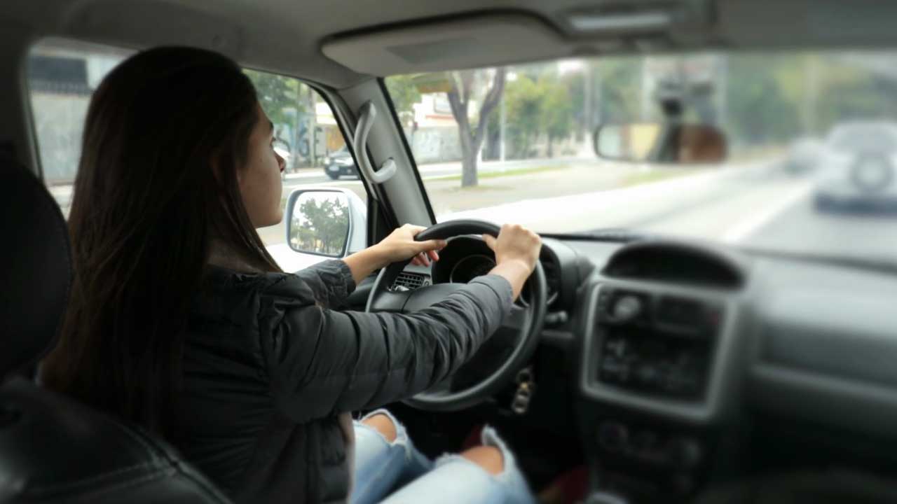 Fashion Designer | షాపింగ్‌కు వెళ్లివచ్చేలోగా కారు టైర్లు కట్‌ చేశారు.. షాకైన ఫ్యాషన్‌ డిజైనర్‌