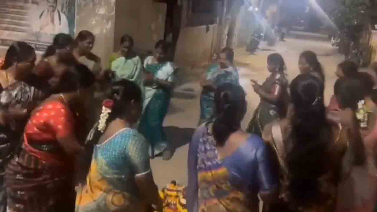 Bathukamma Song | రేవంత్ సారు ఉయ్యాలో.. మా ఇళ్ల జోలికి రాకు ఉయ్యాలో.. మూసీ బాధితుల బతుక‌మ్మ పాట‌.. వీడియో