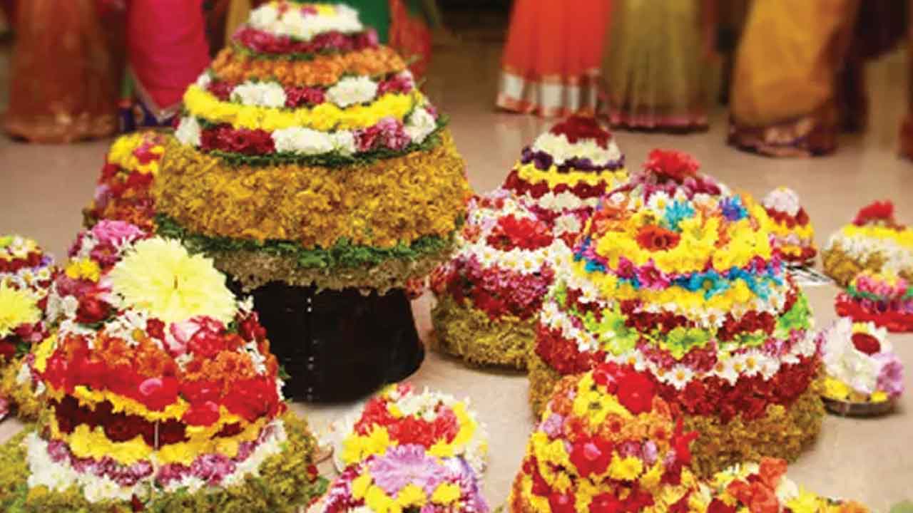 Yadagirigutta | బతుకమ్మ సాక్షిగా వడ్డెర మహిళకు అవమానం.. తమతో కలిసి ఆడొద్దని అడ్డుకున్న కురుమ కులస్థులు