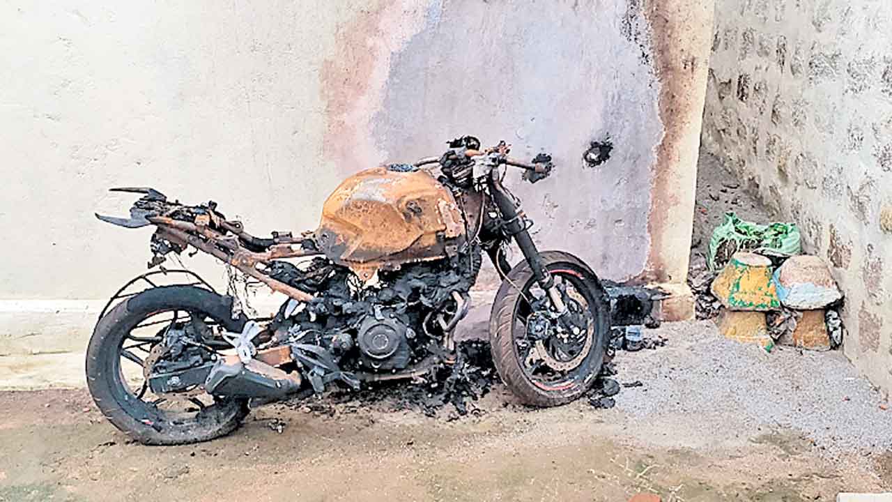 కొల్కూర్‌లో 8 బైకులు దహనం