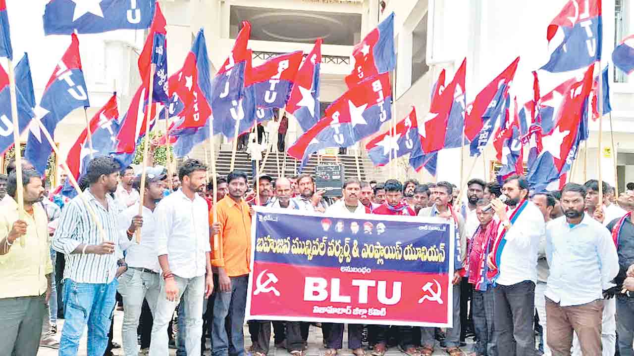 డిమాండ్లు నెరవేర్చాలని ఆందోళన