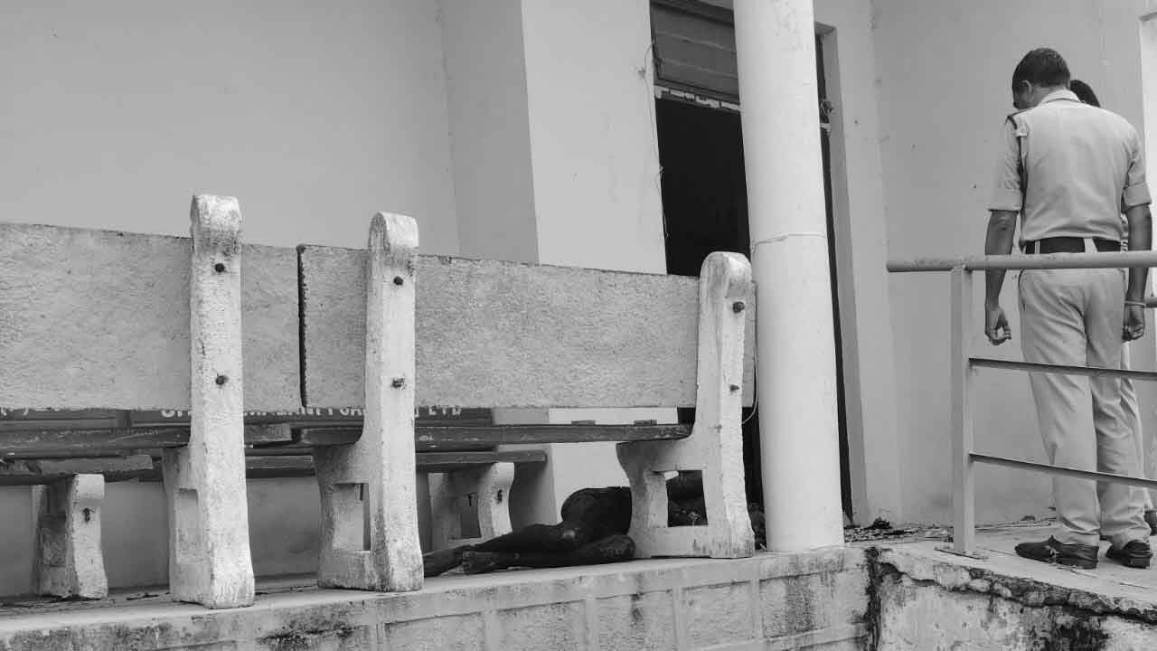 Medak | ప్రభుత్వ దవాఖాన ఆవరణలో గుర్తు తెలియని మృతదేహం.. భయాందోళనలో రోగులు