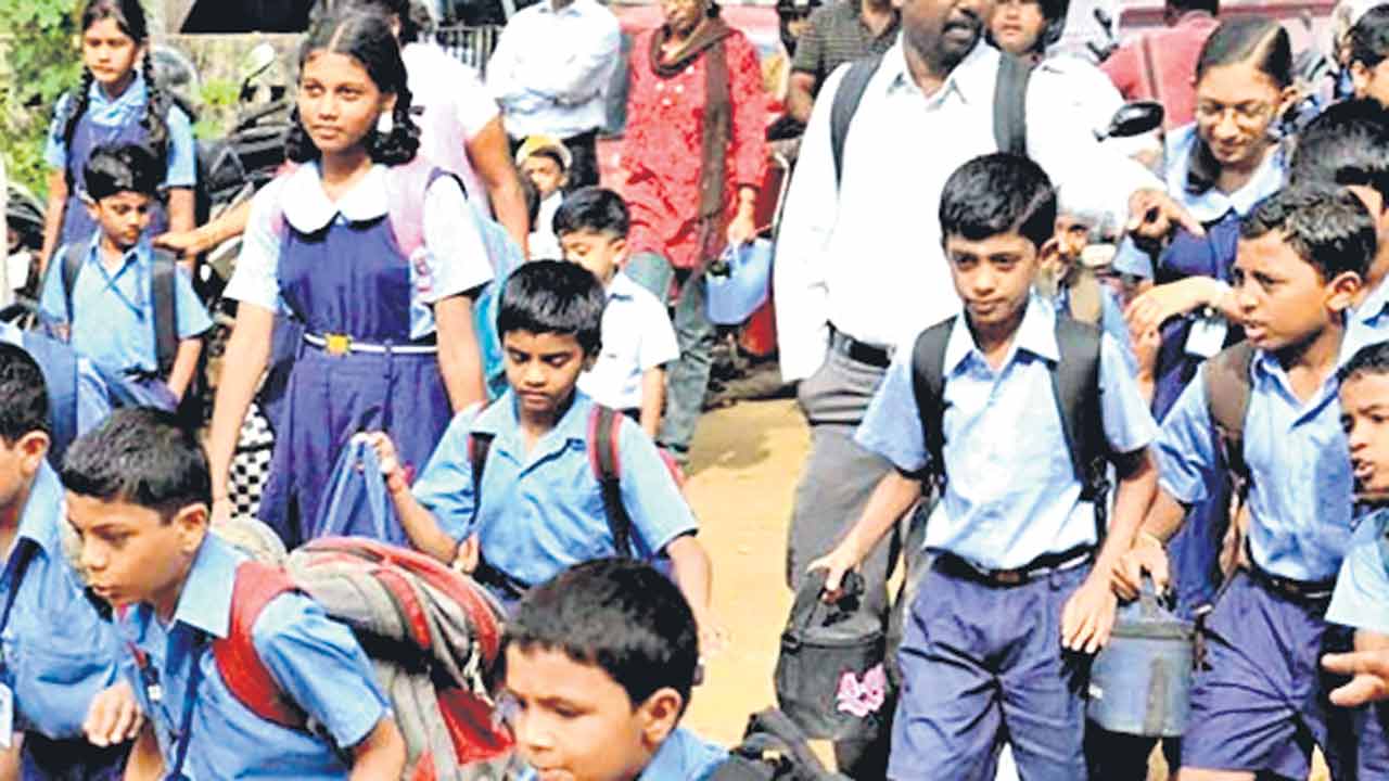 Government Schools | ప్రభుత్వ పాఠశాలల్లో తగ్గుతున్న విద్యార్థులు.. పెరుగుతున్న టీచర్లు