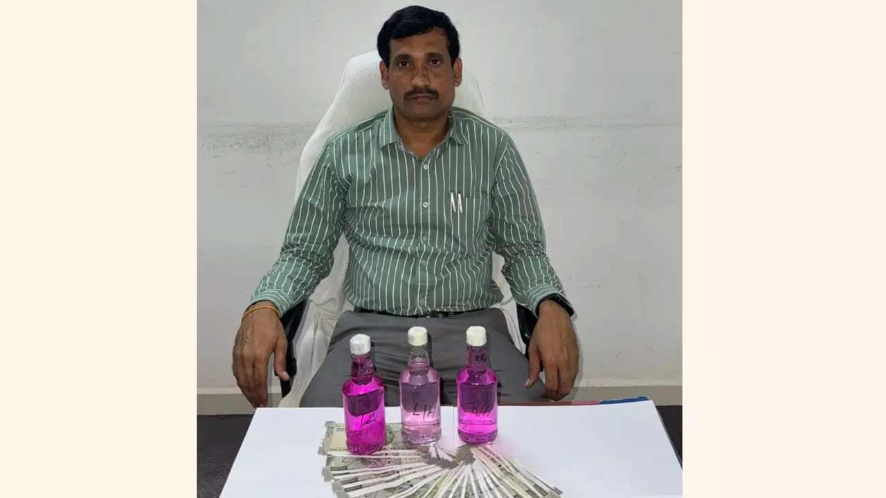Municipal Commissioner | బిల్లులు చేసేందుకు రూ.20 వేలు.. ఏసీబీకి చిక్కిన మున్సిపల్ కమిషనర్