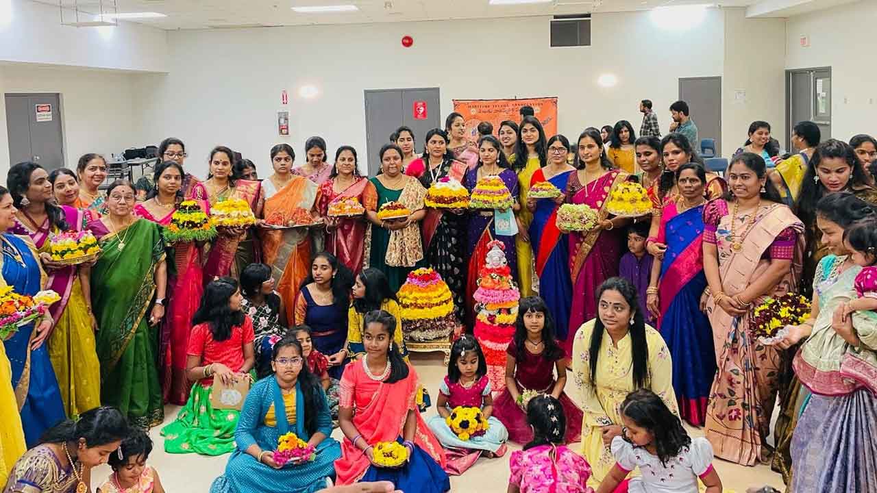 NRI | కెనడాలో వైభవంగా బతుకమ్మ వేడుకలు