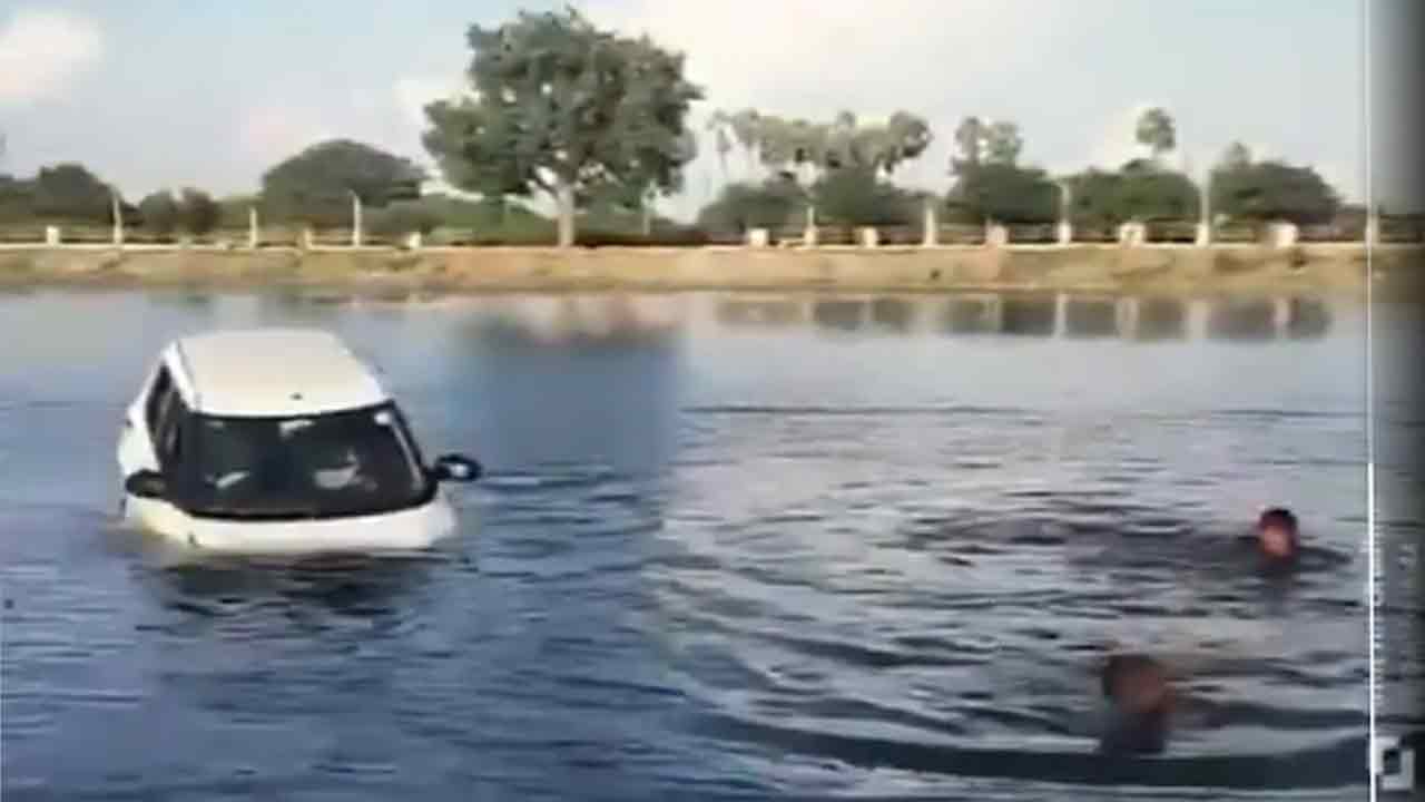 Viral news | డ్రైవింగ్ నేర్చుకుంటుండగా చెరువులోకి కారు.. స్థానికుల సాయంతో సురక్షితంగా బయటికి బాధితులు.. Video