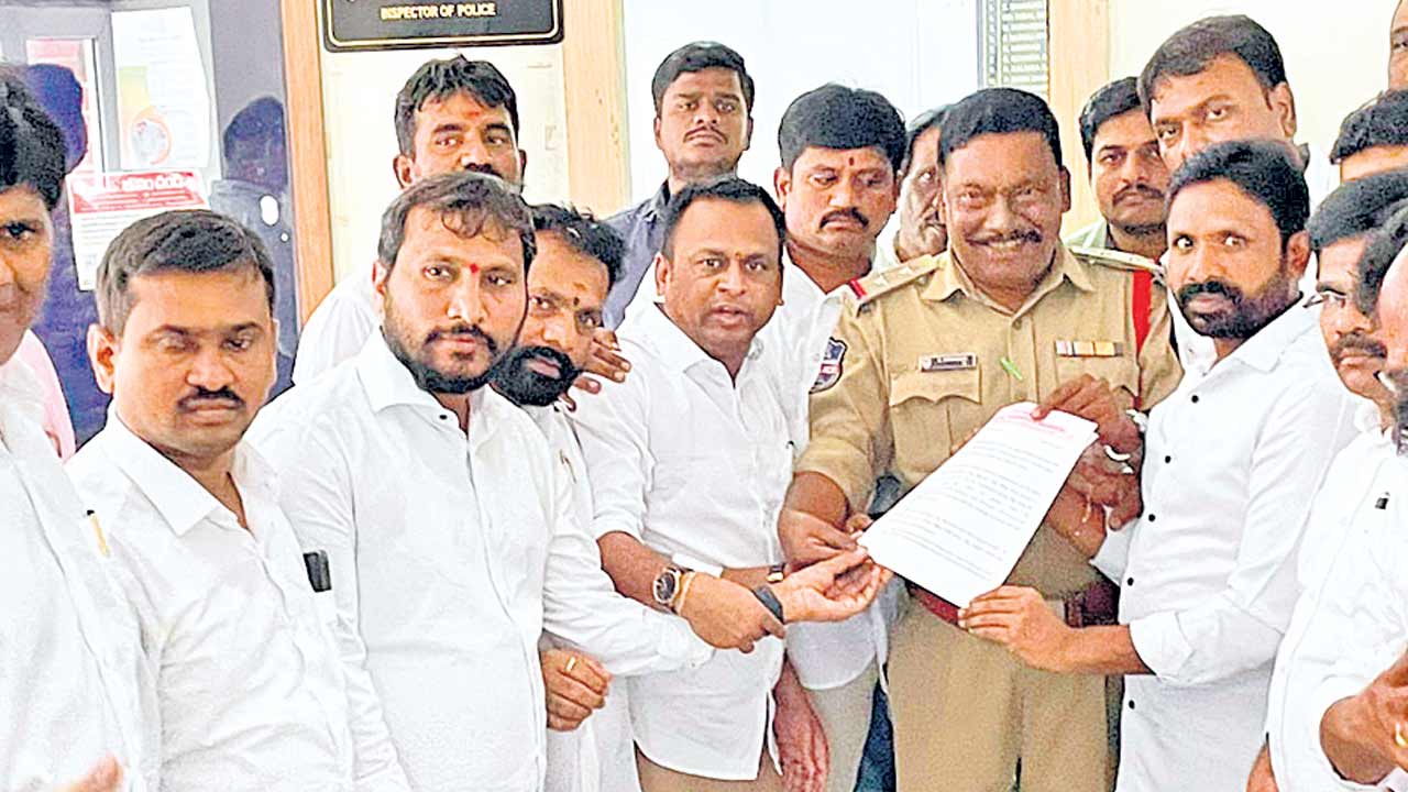 పాలన చేతకాక బెదిరింపులు