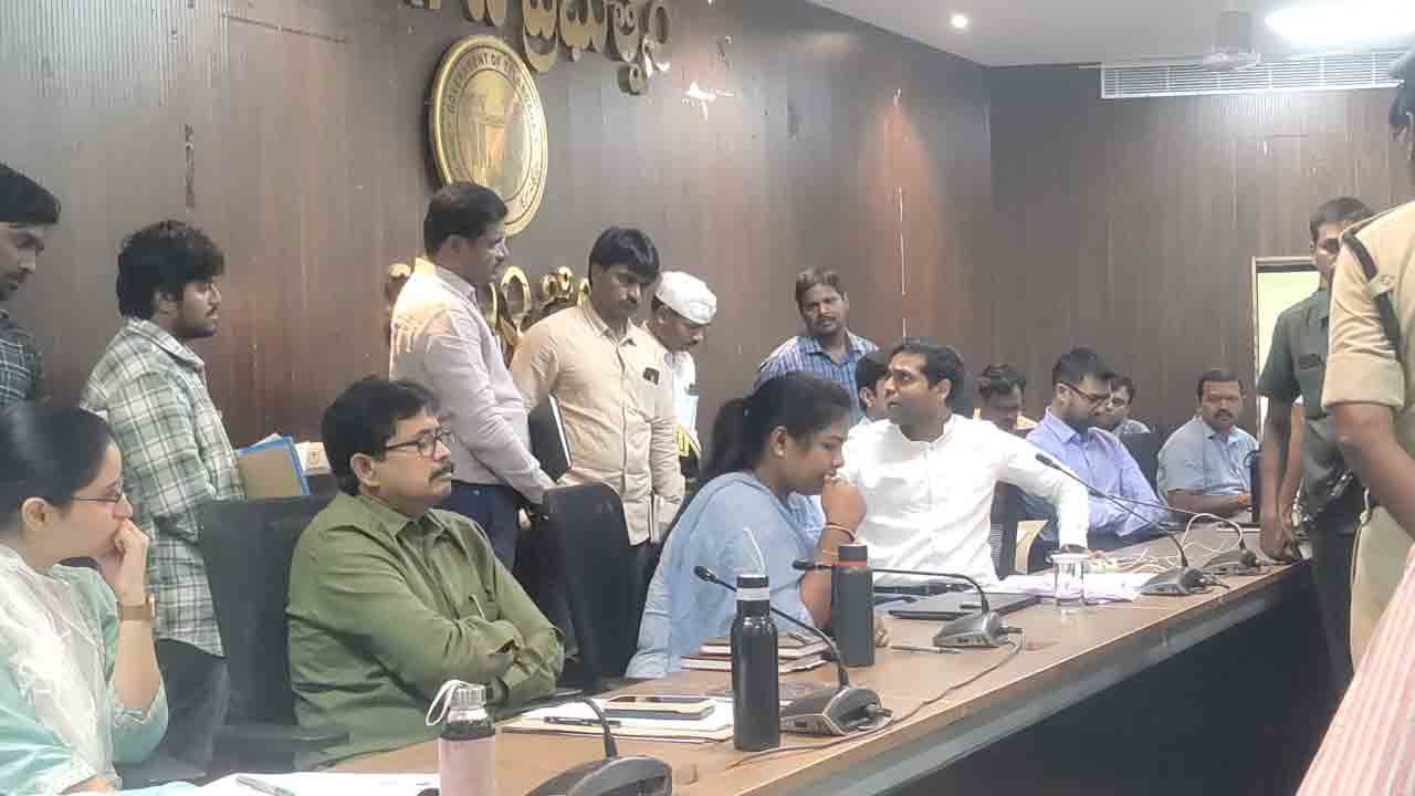 ‘అర్బన్‌’ తహసీల్దార్‌పై కలెక్టర్‌ సీరియస్‌