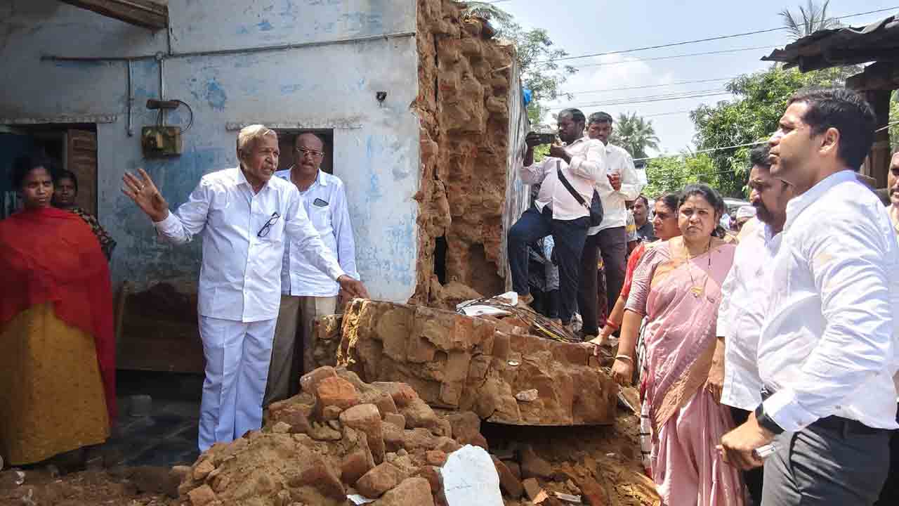 శ్మశానవాటికలో జీవిస్తున్నట్లుగా  ఉంది..