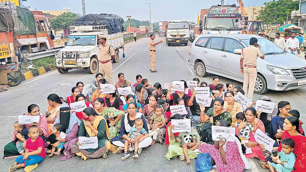 Telangana | పోలీసులా? కూలీలా? మా భర్తలతో వెట్టిచాకిరి చేయిస్తారా.. కానిస్టేబుళ్ల భార్యల ఆగ్రహం